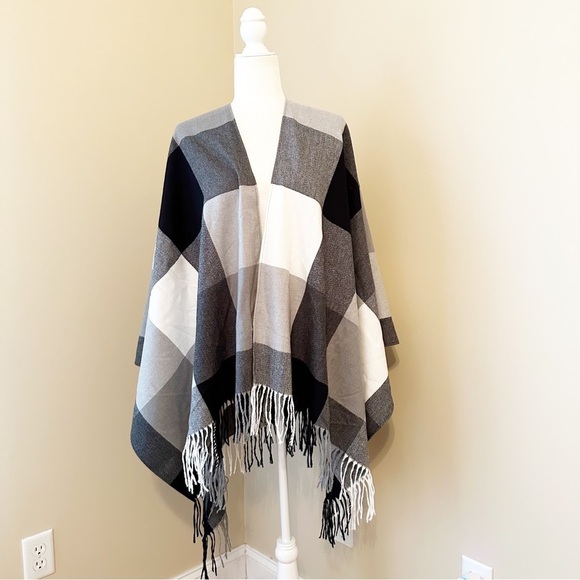 Adrienne Vittadini Plaid Black Gray Fringe Wrap NWT - Picture 7 of 7